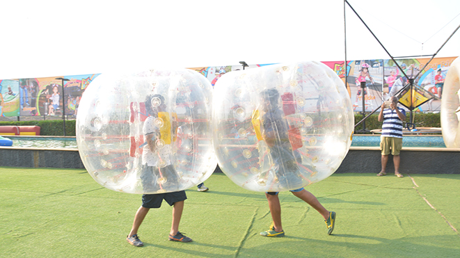 Perform team building game Ball Fighting at Della